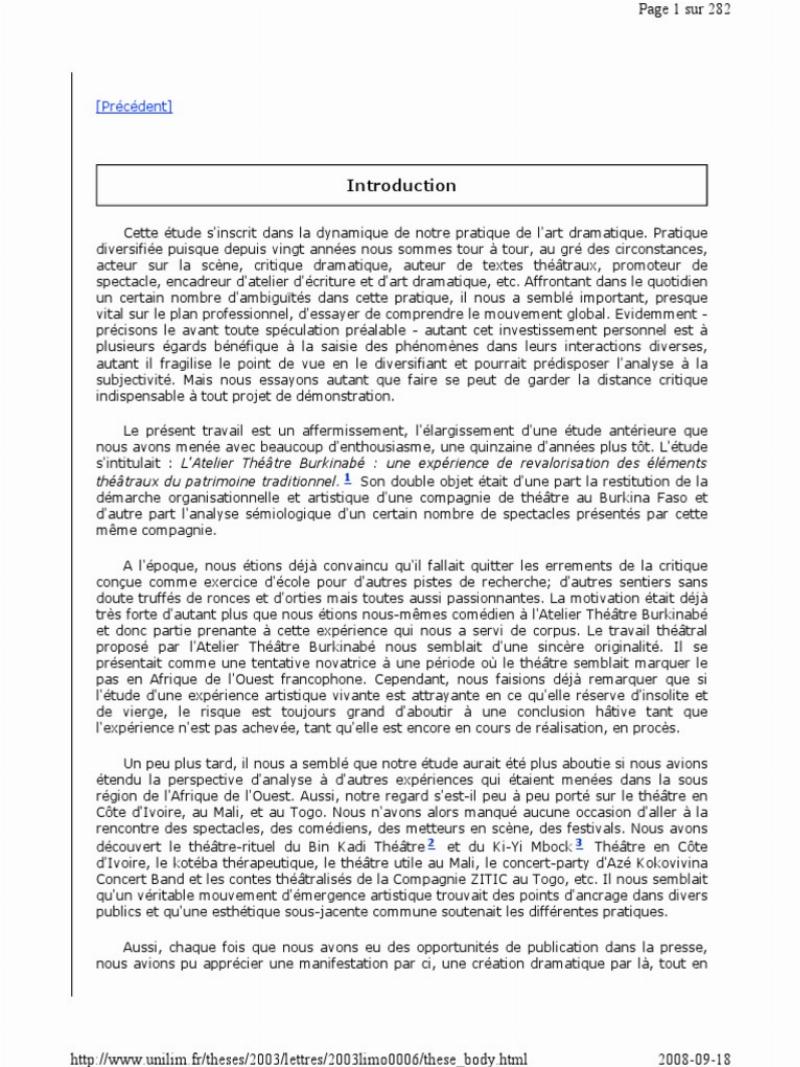 Un artiste concentré sculptant un grand bloc de bois dans son atelier, entouré d'outils traditionnels et de copeaux, illustrant le travail méticuleux qui justifie le **prix sculpture bois** d'une œuvre achevée.