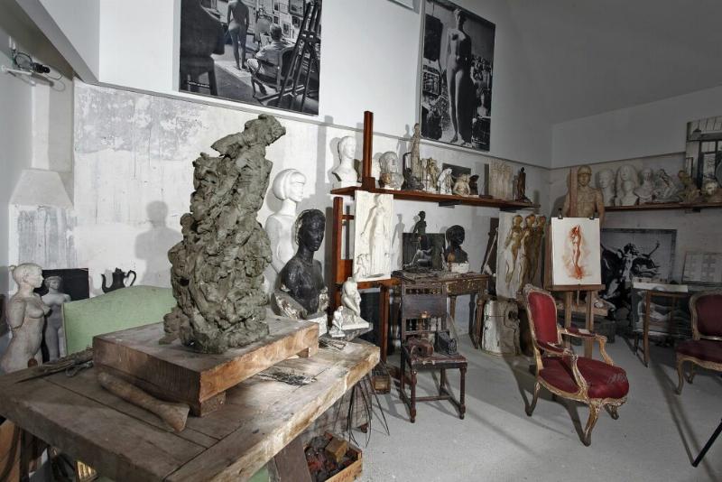 Un sculpteur sur marbre français travaillant sur une statue classique dans un atelier baigné de lumière