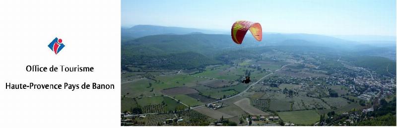 Un sculpteur métal travaillant sur une œuvre abstraite dans son atelier, outils à portée de main