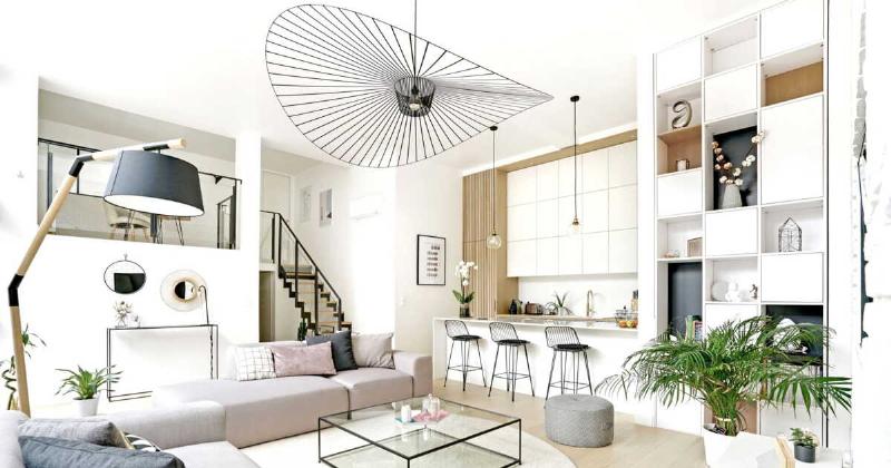 Un sculpteur moderne travaillant dans un atelier lumineux, entouré d'outils et de matériaux divers, reflétant la créativité contemporaine