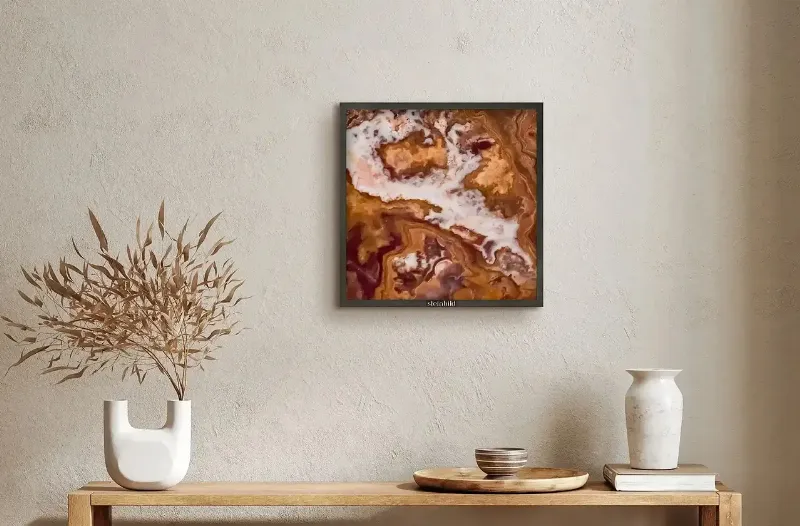 Sculpteur moderne utilisant des outils avancés pour travailler le bois