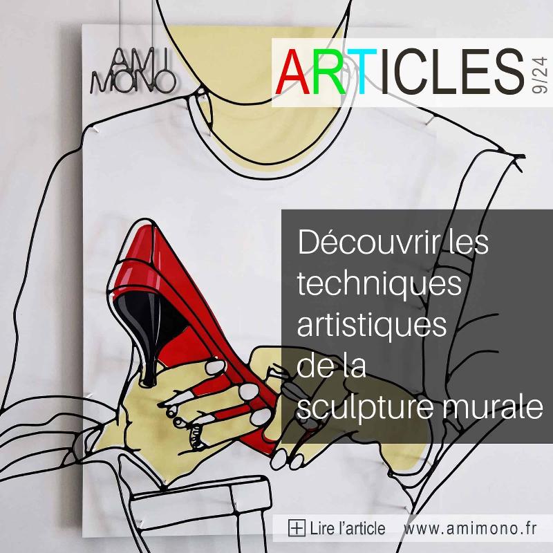 Un sculpteur travaillant sur une sculpture murale en argile dans son atelier, mettant en valeur le processus créatif