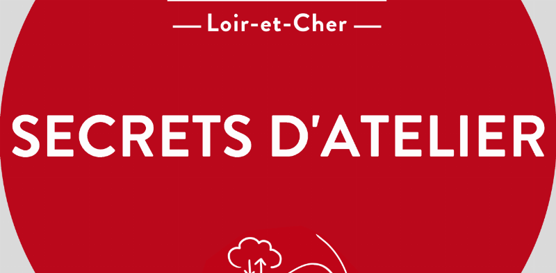 Un sculpteur travaillant dans son atelier, entouré d'outils et de créations en cours