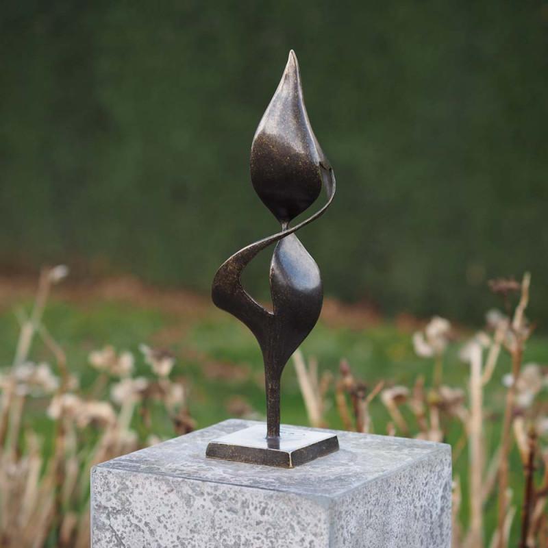 Sculpture abstraite en bronze moderne dans un jardin français, art contemporain