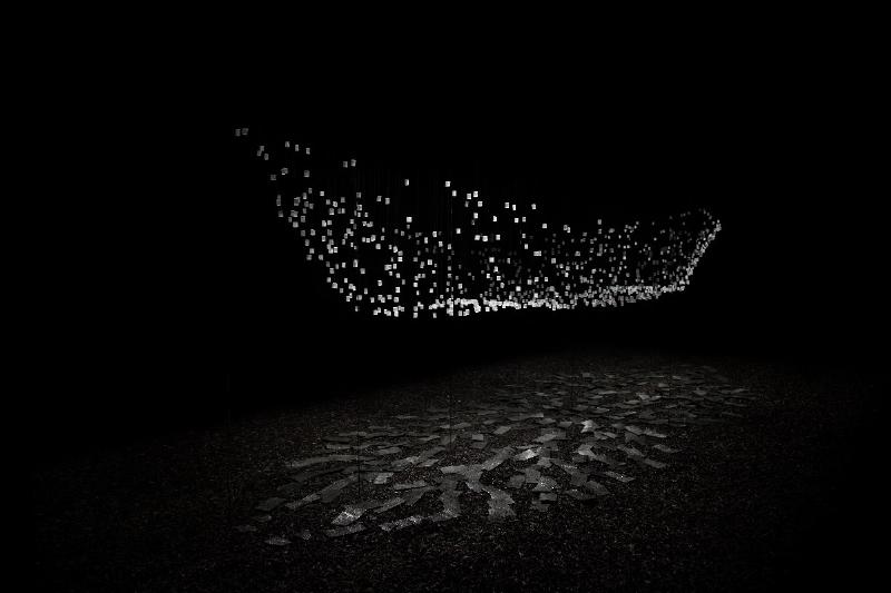 Sculpture en aluminium exposée dans une galerie, avec des jeux de lumière et d'ombre