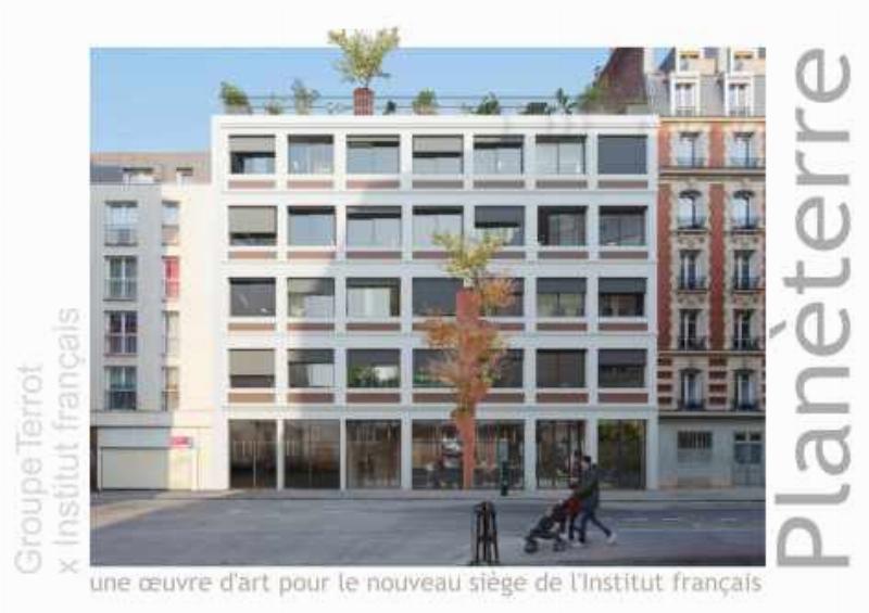 Sculpture banc urbain en bois et métal, un élément artistique et fonctionnel dans un parc public.