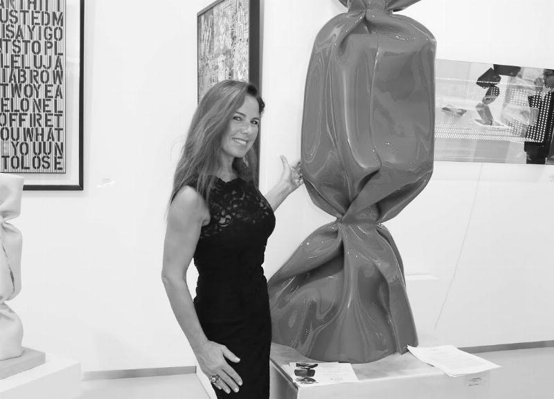 Sculpture bonbon Jenkell colorée exposée dans une galerie d'art contemporain française, reflétant la lumière