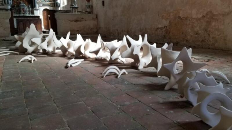 Une sculpture céramique contemporaine abstraite exposée dans une galerie d'art française moderne