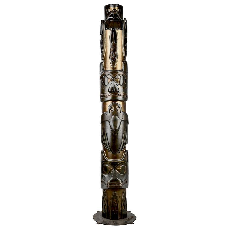 Sculpture chouette contemporaine en métal, évoquant le mystère et la sagesse, dans une exposition d'art