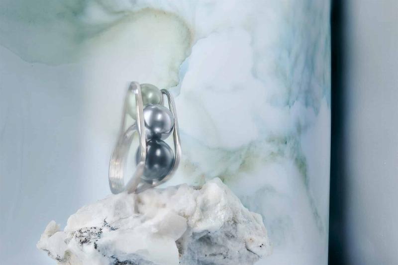 Installation artistique contemporaine française, mélangeant différents matériaux et textures pour une composition innovante.