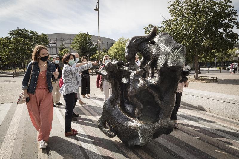 Sculpture de danseuse contemporaine en métal, exprimant la fluidité et l'abstraction du mouvement