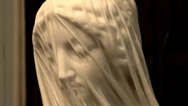 Détails du drapé et de la transparence dans une femme voilée sculpture en marbre