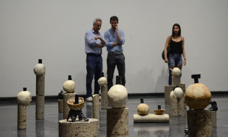 Sculpture Dubuffet exposée dans un musée, mise en scène épurée, éclairage subtil, art brut