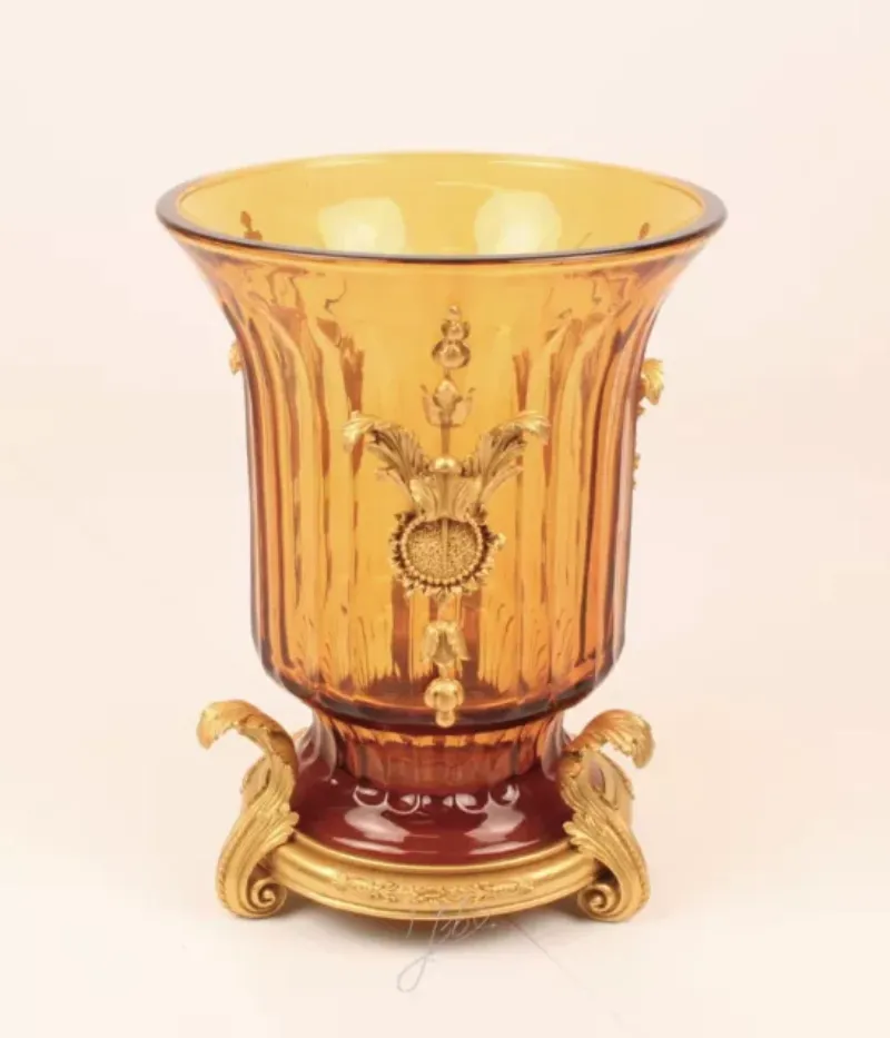 Statue XXL intérieure abstraite en métal poli, illuminant un salon contemporain