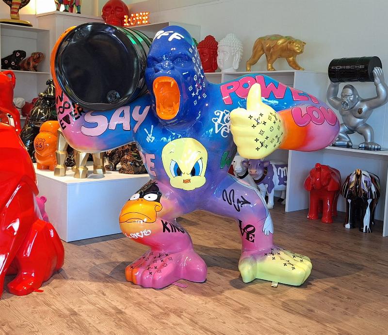 Sculpture de gorille en résine lumineuse art urbain