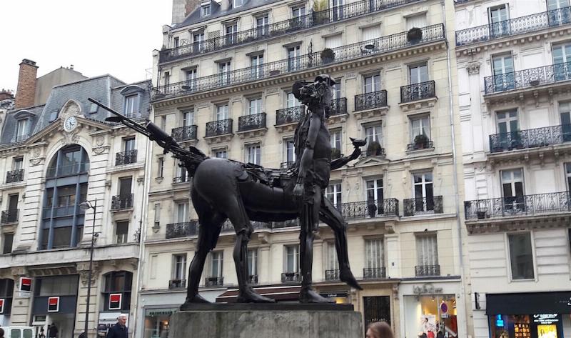 Sculpture grande taille moderne dans un espace public parisien, art contemporain imposant