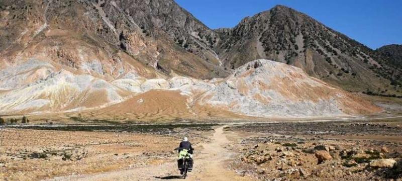 Une vue panoramique d'un site archéologique inca en montagne, montrant l'intégration de la sculpture et de l'architecture avec le paysage.
