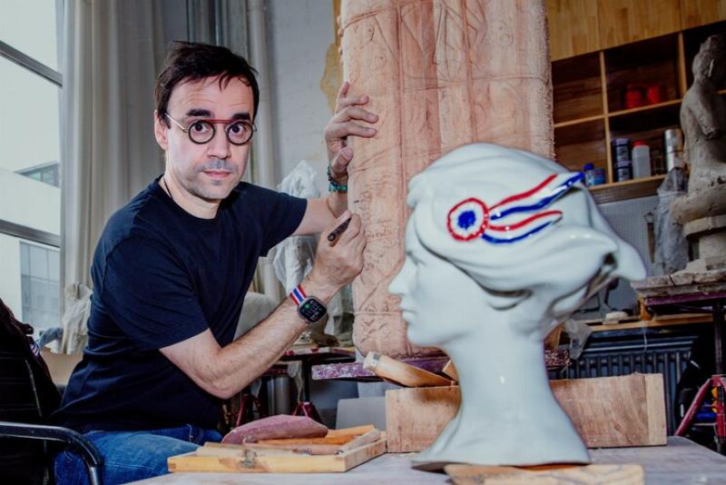 Une ancienne sculpture jade exposée dans un musée, reflétant l'héritage culturel et l'importance historique de la pierre