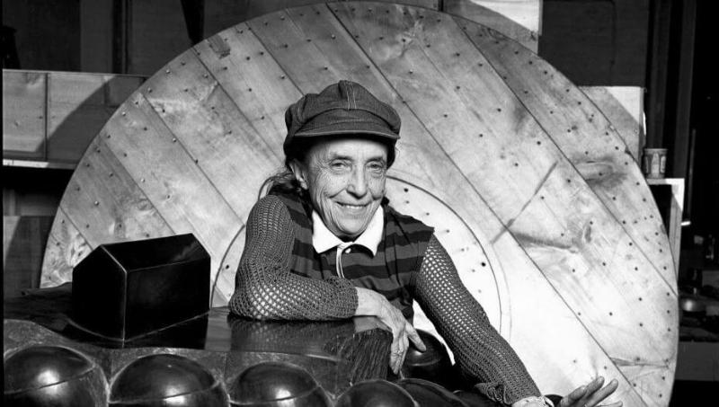 Une sculpture "Maman" de Louise Bourgeois, araignée monumentale en bronze, symbolisant la maternité et la protection.