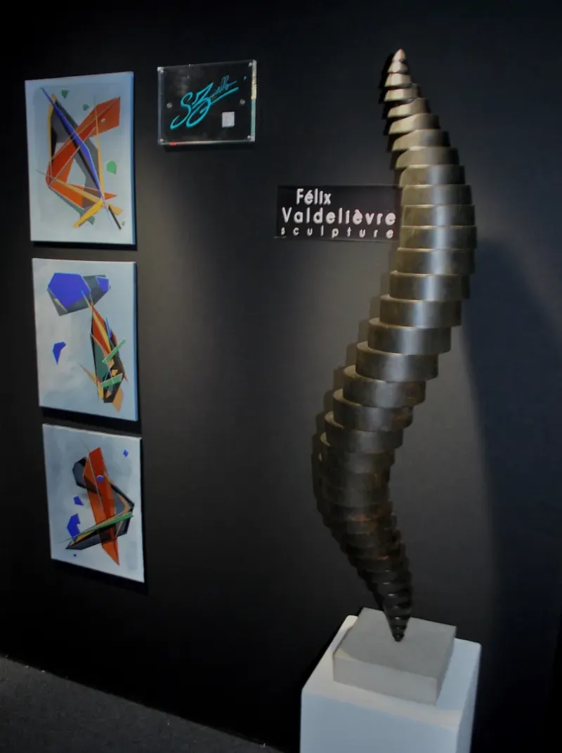 Sculpture métal contemporaine abstraite en acier inoxydable poli dans une galerie d'art moderne