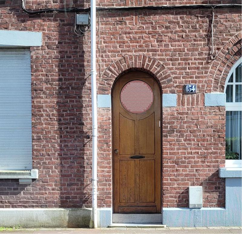 Sculpture murale contemporaine abstraite en métal, jouant avec la lumière et l'ombre, intégrant l'espace architectural