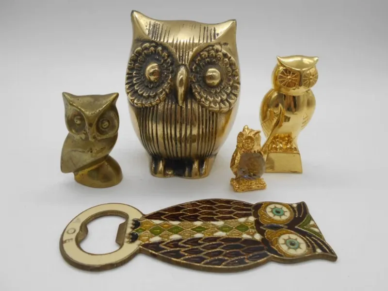 Sculpture Raku animaux d'une chouette stylisée, symbolisant la sagesse, avec des tons bleutés et gris 