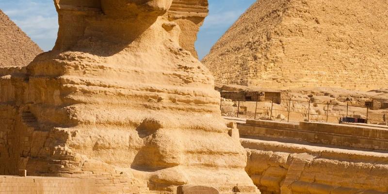 Grande sculpture de sable complexe lors d'un festival sur la côte française