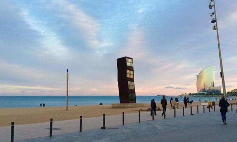Sculpture de taureau urbain contemporain en métal coloré, art public français