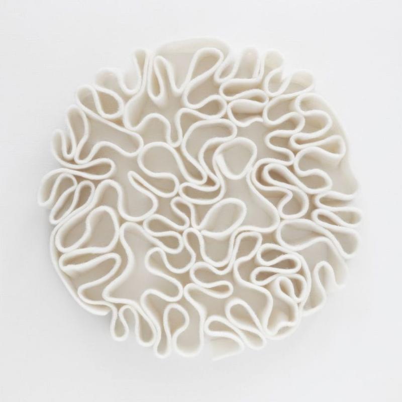 Sculpture contemporaine abstraite en terre cuite avec des formes organiques et des textures variées