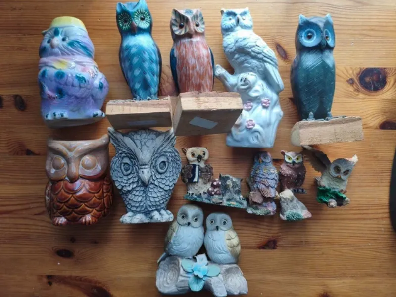 Sculpture détaillée d'un hibou en bois, réalisée avec une tronçonneuse, mettant en valeur les détails de son plumage et de ses yeux