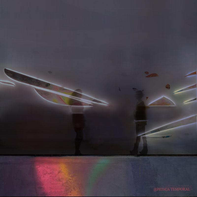 Une sculpture sur verre abstraite contemporaine, jouant avec les reflets et la transparence, dans une galerie lumineuse