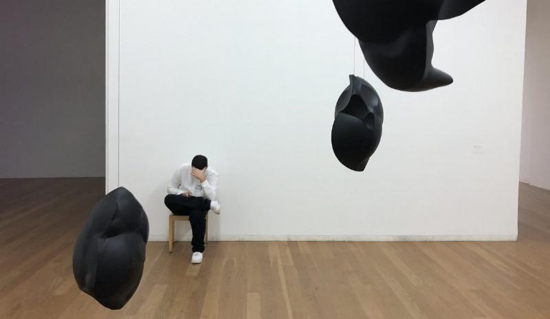 Une salle d'exposition du Musée de Serralves présentant des œuvres d'art contemporain