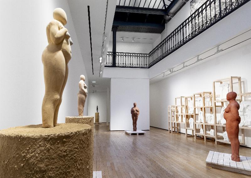 Sculpteur français travaillant sur une création moderne en siporex sculpture dans son atelier