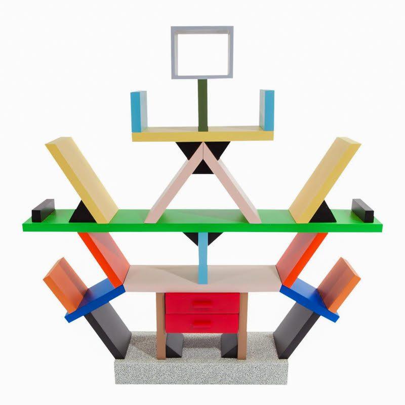 Architecture Sottsass par le groupe Memphis, explosion de couleurs et formes géométriques postmodernes