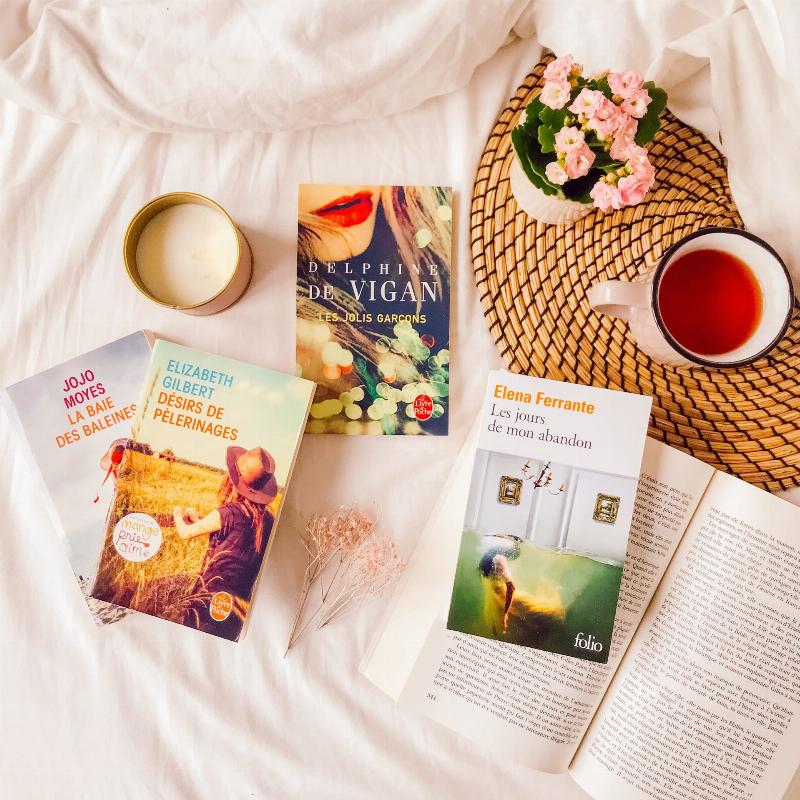 Des personnes lisant des livres d'écrivaines françaises contemporaines dans différents lieux.