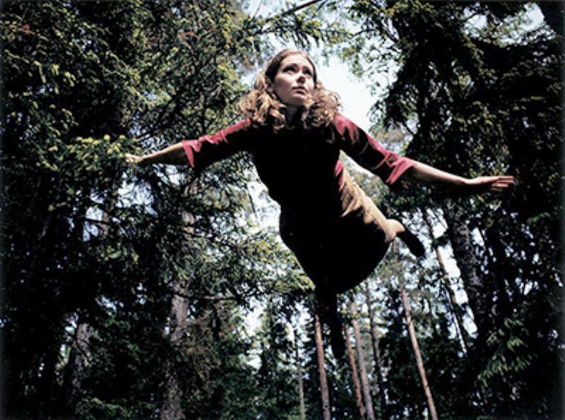 Une sculpture éphémère réalisée en speed art, symbolisant la rapidité de la création contemporaine et l'impact culturel