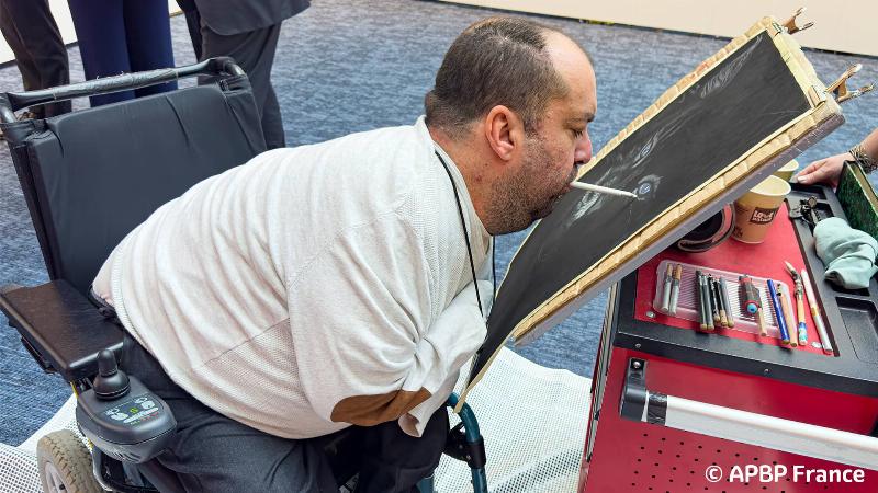 Artiste en pleine création durant un stage peinture d'une semaine, capturant un paysage français.