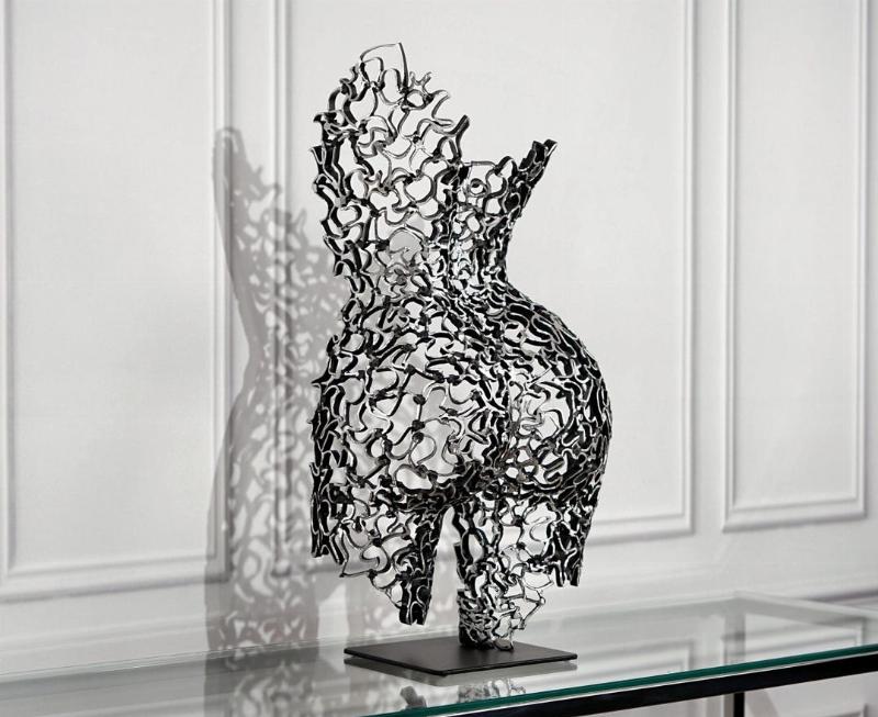 Statue abstraite moderne avec des formes minimalistes en acier inoxydable, art contemporain