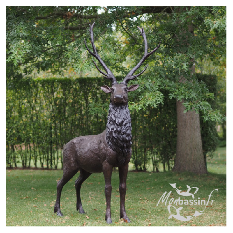 Statue d'un majestueux cerf en bronze de grande taille dans un jardin à la française