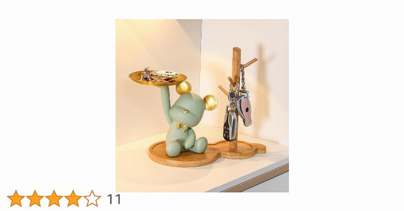 Une statue de chat en bois élégante dans un intérieur moderne, rehaussant le décor