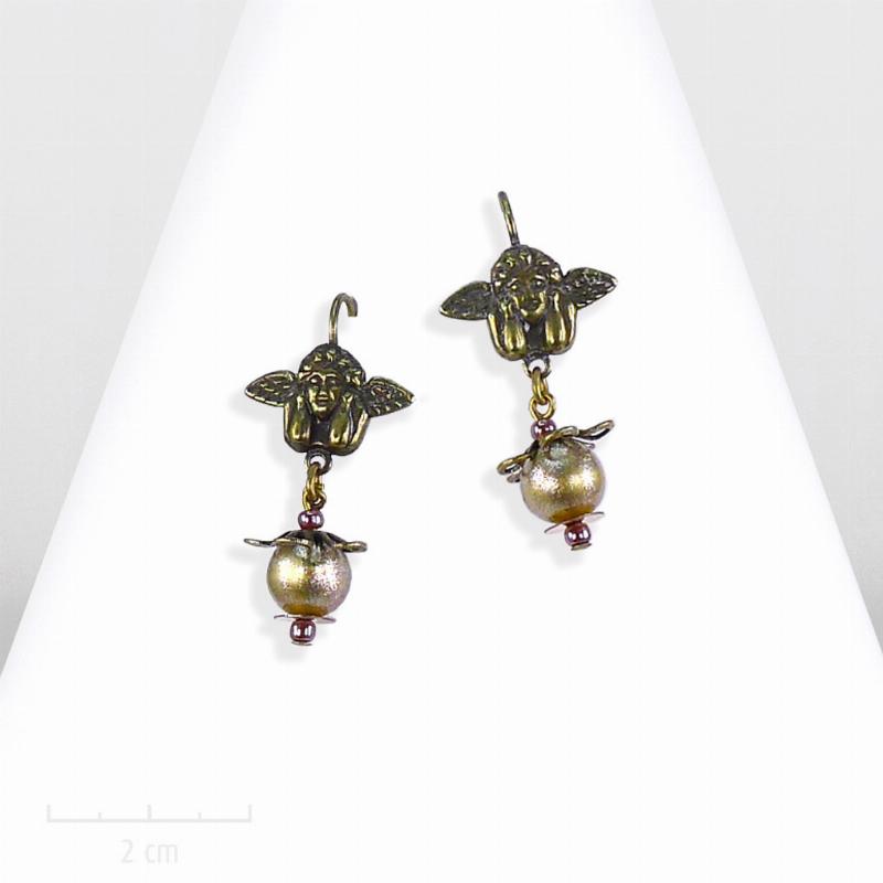 Statue contemporaine de Cupidon, abstraction géométrique, matériaux recyclés et couleurs vives.