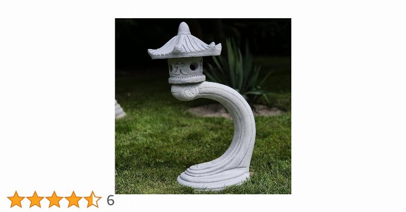 Statue classique de femme en extérieur dans un jardin à la française, symbolisant la grâce et l'harmonie