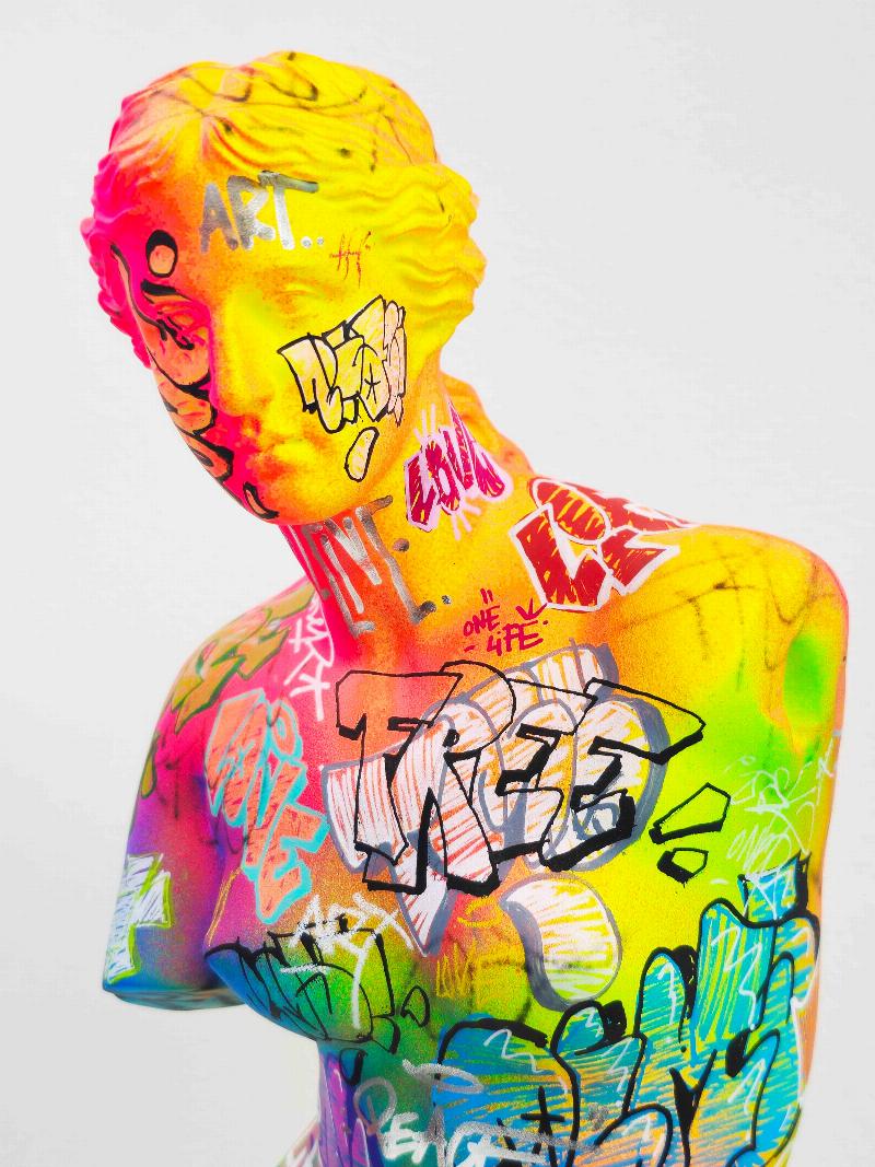 Statue de femme contemporaine audacieuse intégrant l'art urbain français