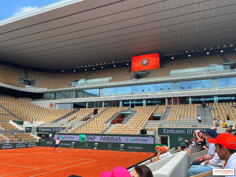 Statue de Roland Garros, le pionnier de l'aviation, au cœur du complexe sportif parisien, un hommage à l'art et au sport
