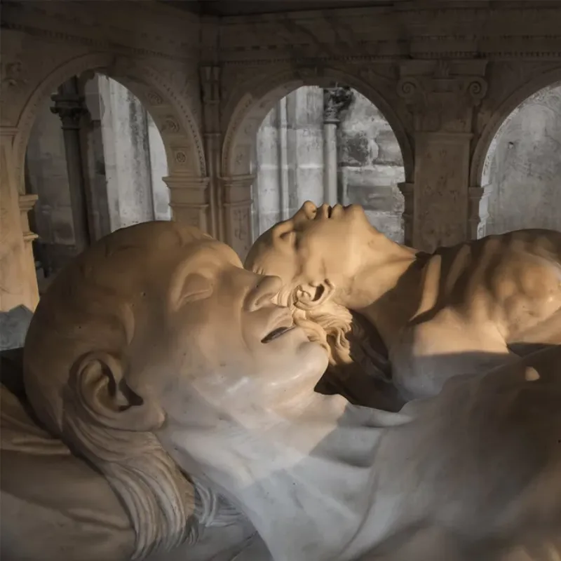 Statue tête de mort en bois sculpté, hommage à la tradition de la sculpture française