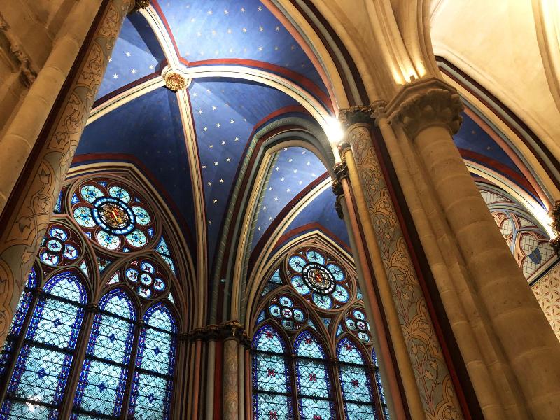 Statue de la Vierge dans Notre Dame de Paris après l'incendie, un symbole d'espoir et de résilience