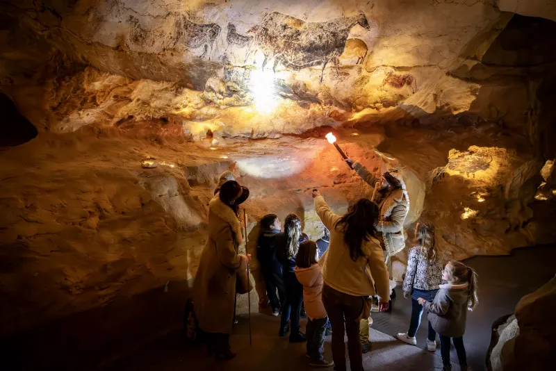 Peinture rupestre de taureau majestueux dans une grotte préhistorique, art ancien