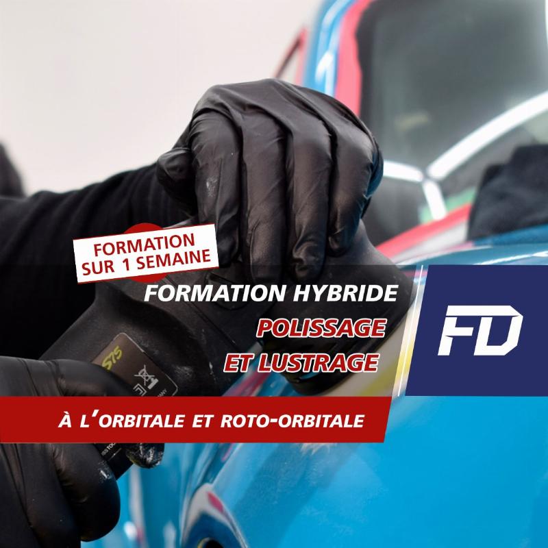 Un technicien vérifiant le séchage de la peinture sur une carrosserie, assurant la qualité et la durabilité