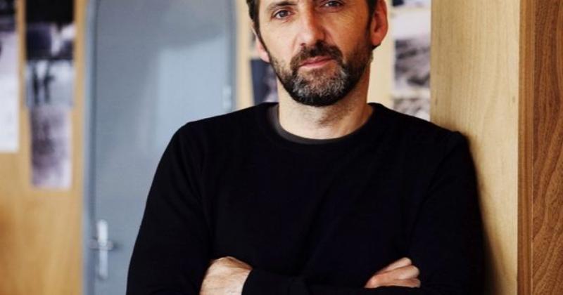 Artiste français façonnant une sculpture en ciment, processus créatif