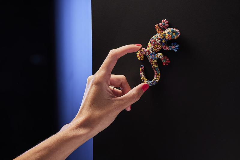 Détail d'une texture organique et colorée de **Gaudi sculpture** utilisant la technique du trencadís, reflétant la lumière.